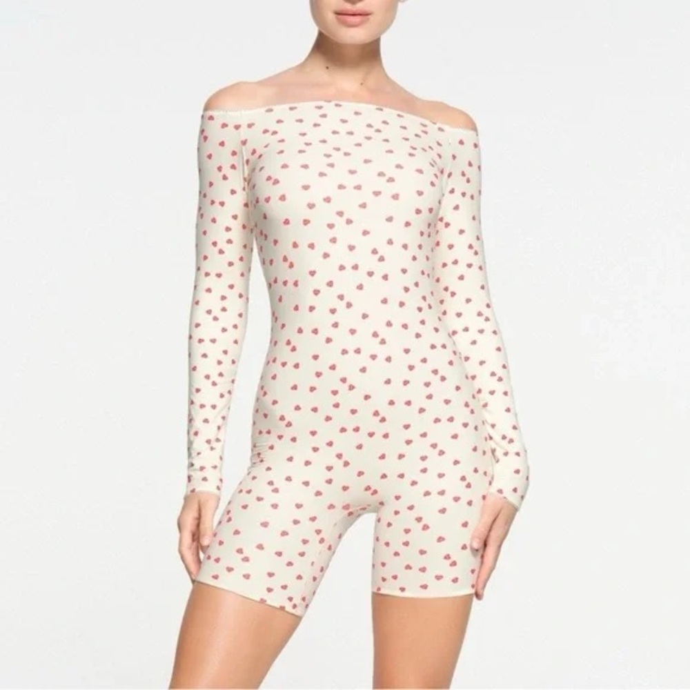 SKIMS fits everybody open back onesie
Color ruby heart print